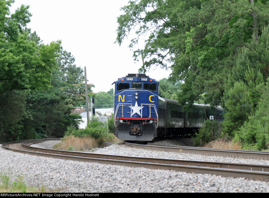 RNCX 1869 brings up the rear of train P075-03